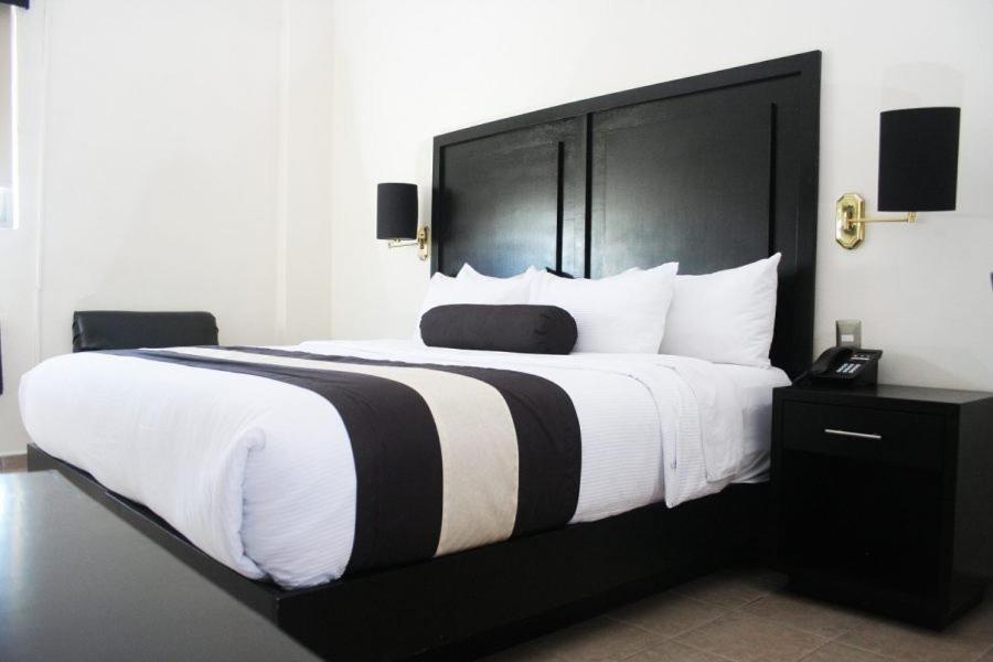 Hotel El Camino Inn & Suites Reynosa Exterior photo