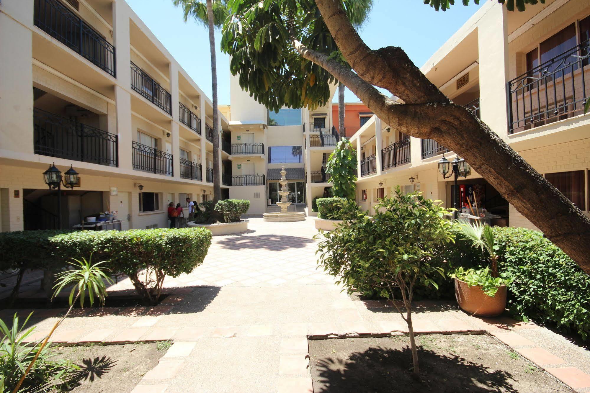 Hotel El Camino Inn & Suites Reynosa Exterior photo
